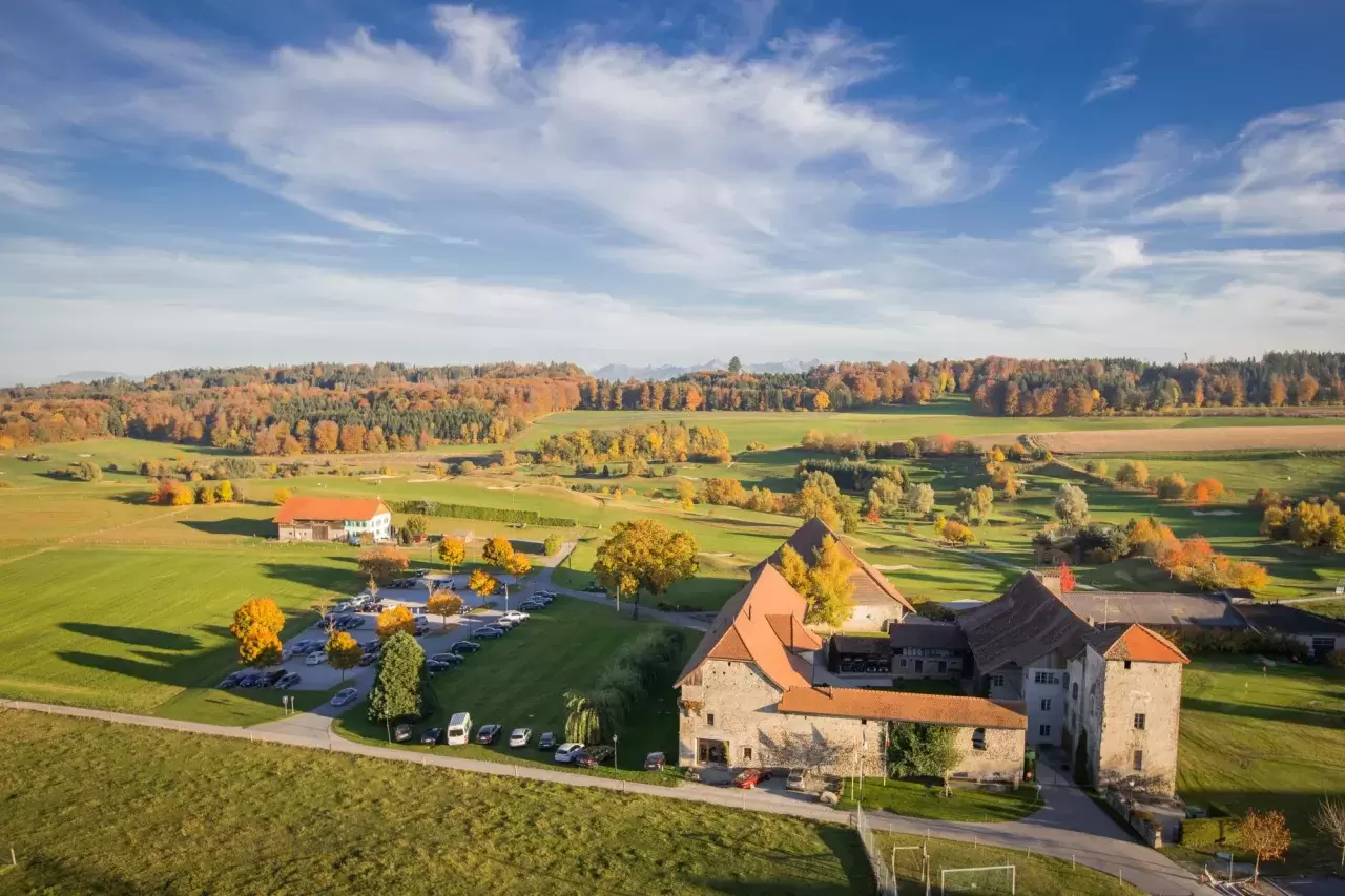 RESTAURANT DU GOLF Murtensee & Estavayer-le-Lac Region Regionalen, italienischen und Thai-Spezialitäten. Das Restaurant du Golf de Payerne begeistert nicht nur Golfliebhaber, sondern auch ein breites Publikum. An diesem gemütlichen Ort in Stadtnähe und auf seiner grossen blumengeschmückten Terrasse im erholsamen Grünen überblickt man die gesamte Region.