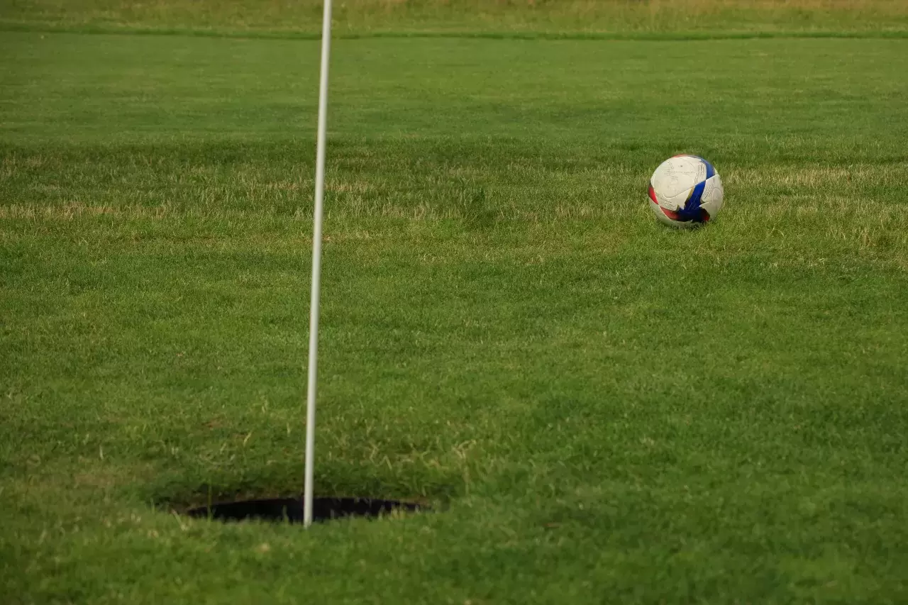 Footgolf ist eine Sportart, bei der die Spieler einen Fußball mit möglichst wenigen Schlägen in einen im Boden eingelassenen Cup schießen