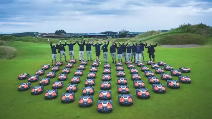 Mäher-Parade: Die Plätze werden heute immer mehr mit Geräten gepflegt, die ohne »klassischen Sprit angetrieben« werden