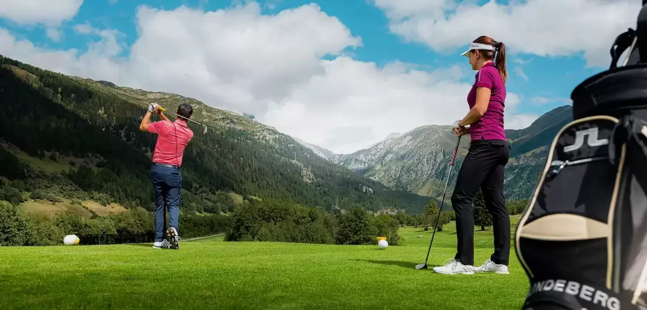 golfen-sommer-obergesteln-goms-Golfclub Source du Rhône 