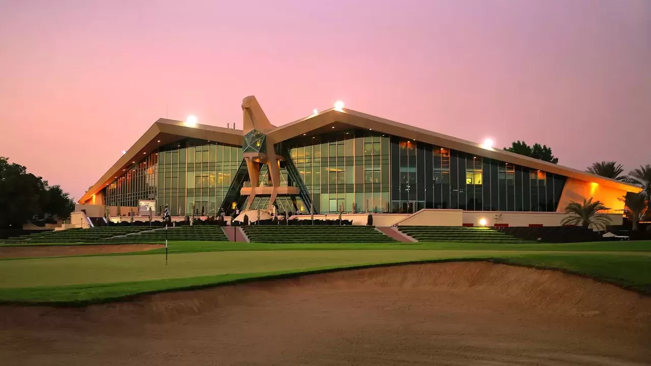 Der älteste Golfclub in Abu Dhabi öffnete im Mai 2000. Der 27-Loch-Meisterschaftsplatz wurde vom Schweizer Peter Harradine entworfen und wurde vor allem wegen seinem imposanten Clubhaus in Form eines Falken mit ausgebreiteten Flügeln weltweit bekannt.  Mit üppigen Fairways, strategisch platzierten Bunkern und grosszügigen Grüns war der Abu Dhabi Golf Club 16 Jahre lang Gastgeber der Abu Dhabi HSBC Championship. Drei Mal konnte dort der Deutsche Martin Kaymer gewinnen. Der «Umzug» des Grossanlasses hat sich