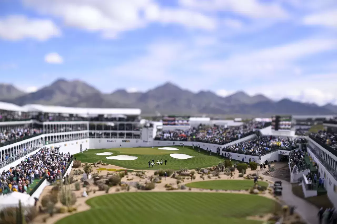 Emiliano Grillo gelingt ein Slam-Dunk-Hole-in-One am legendären 16. Loch des TPC Scottsdale und löst damit einen absoluten Ausnahmezustand aus