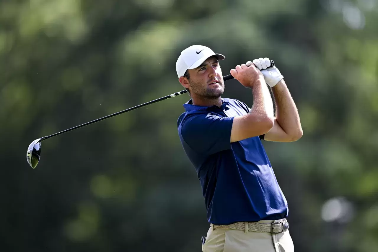 Scottie Scheffler hat nach seinem dritten Major-Triumph bestätigt, dass er zum Start der PGA Championship 2025 seinen Driver wechseln musste – und zwar wegen eines negativen Testergebnisses bei einer Routinekontrolle durch die USGA. Der Schläger des Weltranglistenersten entsprach nicht mehr den Regularien