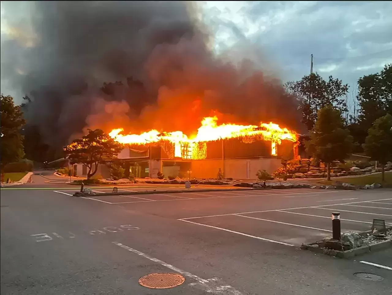 Die Feuerwehr rückte am frühen Dienstagmorgen zum Einsatzort aus. Das Hauptgebäude blieb verschont, die Zufahrtsstraße musste jedoch gesperrt werden.
