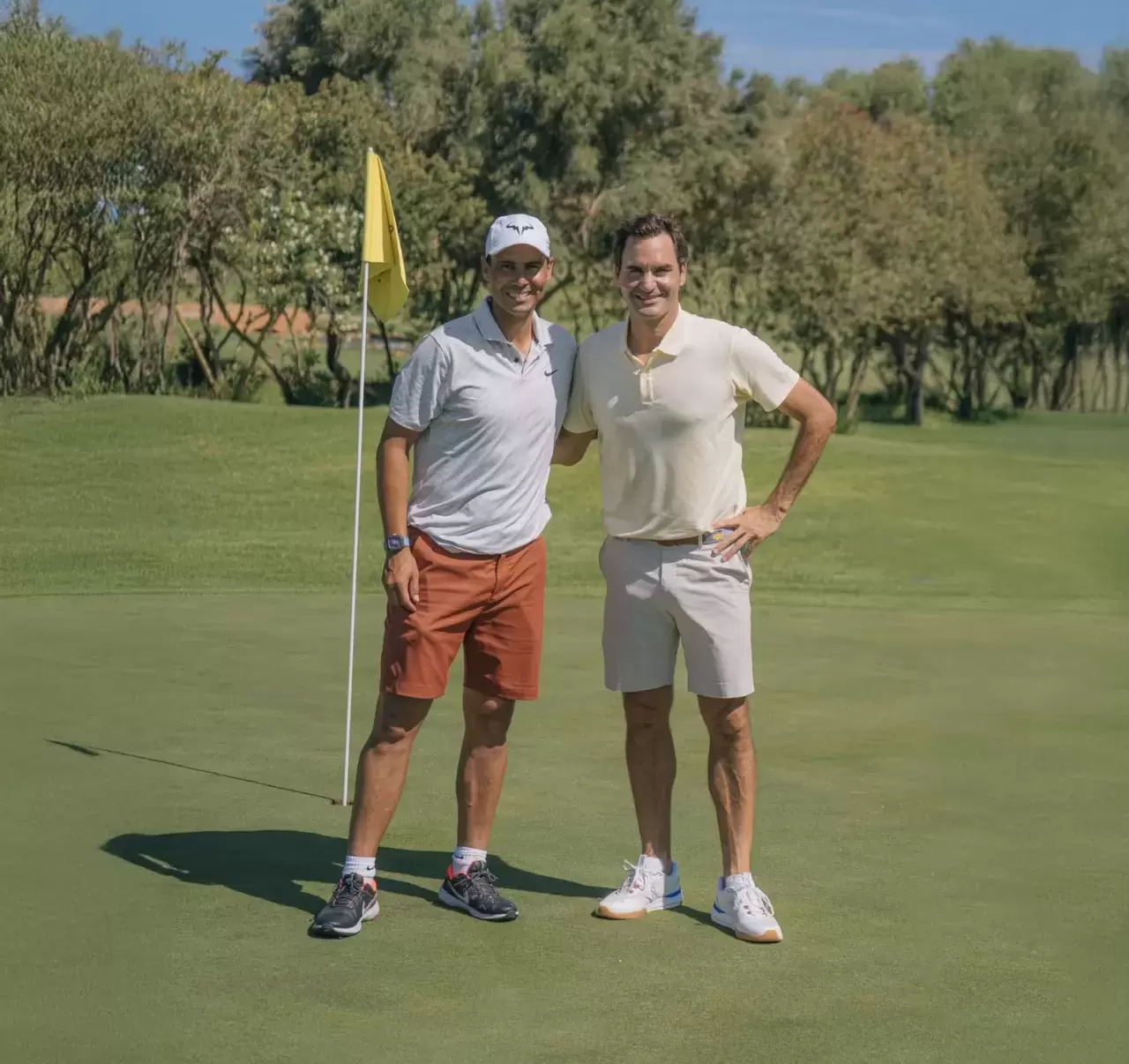 Sie standen sich 40 Mal auf dem Tennisplatz gegenüber, lieferten sich epische Duelle auf höchstem Niveau – nun teilen sich Roger Federer und Rafael Nadal das Fairway.