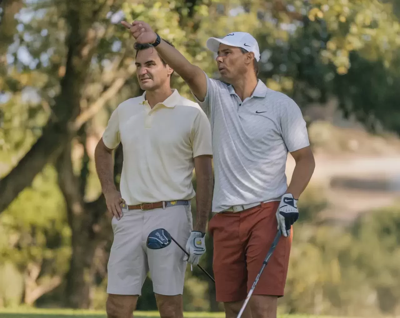  Auf Instagram zeigt sich das legendäre Duo beim gemeinsamen Golfspiel. Der Beitrag von Federer ist augenzwinkernd betitelt: «Wer traut sich, gegen uns beide anzutreten?» – versehen mit dem Hashtag «Fedal», einer liebevollen Verschmelzung zweier Sportgiganten.