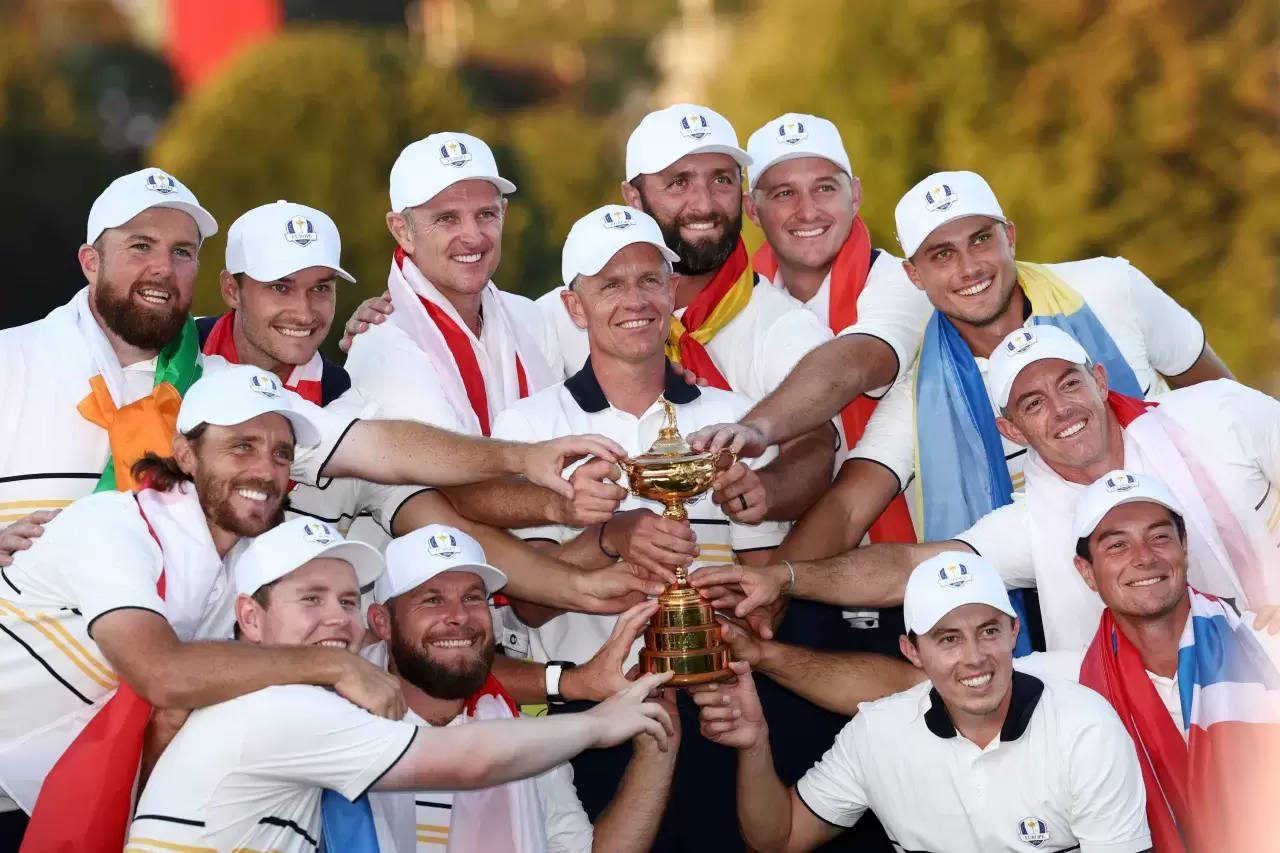 Kapitän Luke Donald, Shane Lowry, Rasmus Hojgaard, Justin Rose, Jon Rahm, Sepp Straka, Ludvig Aberg, Rory McIlroy, Viktor Hovland, Matt Fitzpatrick, Tommy Fleetwood, Robert MacIntyre und Tyrrell Hatton vom Team Europa halten die Ryder-Cup-Trophäe in den Händen, nachdem sie am Sonntag, dem 28. September 2025, im Black Course des Bethpage State Park Golf Course in Farmingdale, New York, die Einzelpartien des Ryder Cup 2025 mit 15:13 gegen das Team USA gewonnen haben. (Foto: Jared C. Tilton/Getty Images)