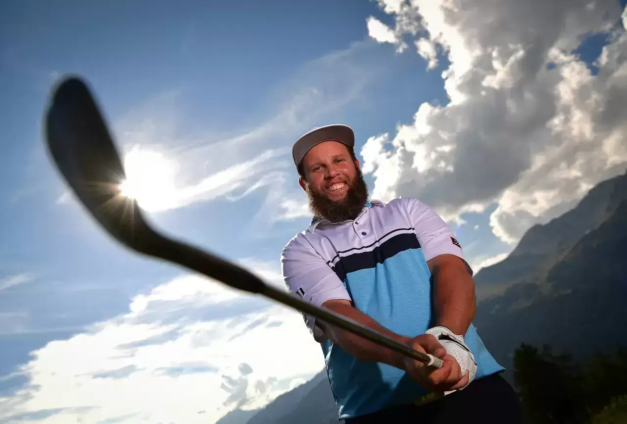Der englische Profi Andrew «Beef» Johnston gibt diese Woche sein mit Spannung erwartetes Comeback auf der DP World Tour. Beim Genesis Championship im Woo Jeong Hills Country Club in Südkorea trifft der 36-Jährige auf Stars wie Hideki Matsuyama und Adam Scott – es ist das letzte reguläre Turnier vor den Playoffs.