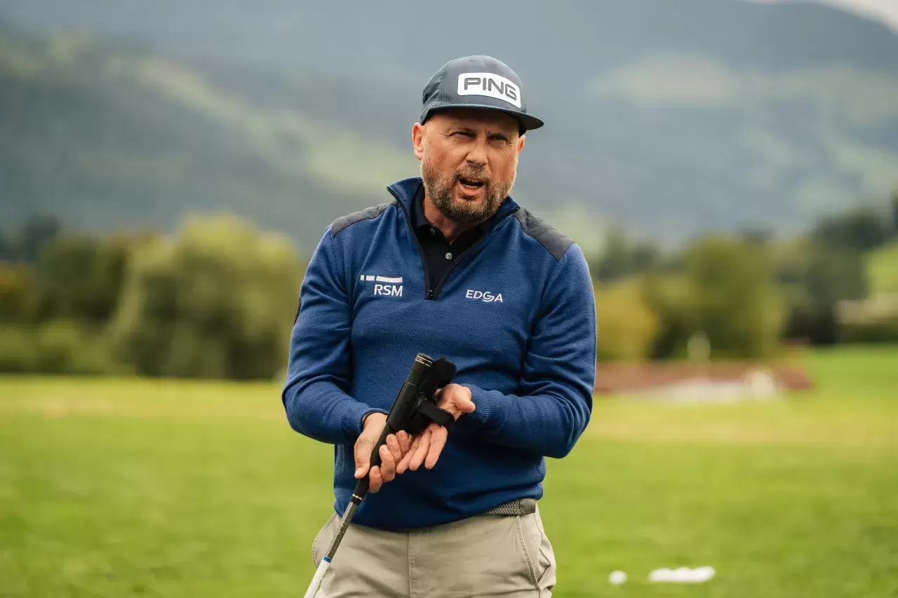 Mark Taylor, Ausbildungschef der European Disabled Golf Association (EDGA), präsentierte während des LET-Turniers in Holzhäusern eine spannende Showcase über die Entwicklungen im Paragolf. Seit mehr als 20 Jahren arbeitet der britische Pro mit Humor, Begeisterung und grosser Sachkenntnis für die weltweite Förderung der Inklusion im Golfsport.