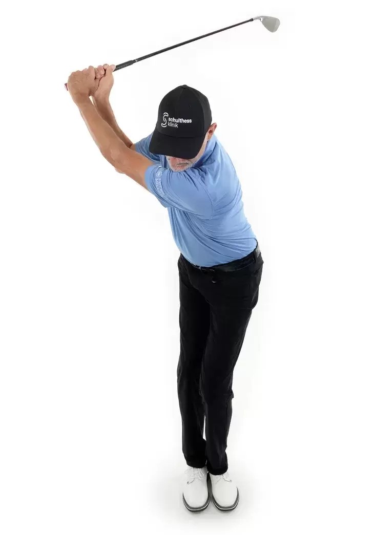 Bossy Tip: Füsse-­zusammen-Drill  Stellen Sie sich mit geschlossenen Füssen hin und machen Sie ruhige Halb- oder Dreiviertelschwünge. Durch die schmale Basis werden Sie gezwungen, sich um Ihre Wirbelsäule zu drehen, anstatt seitlich zu rutschen. Dies fördert eine bessere Rotation, Balance und zentrierten Ballkontakt.