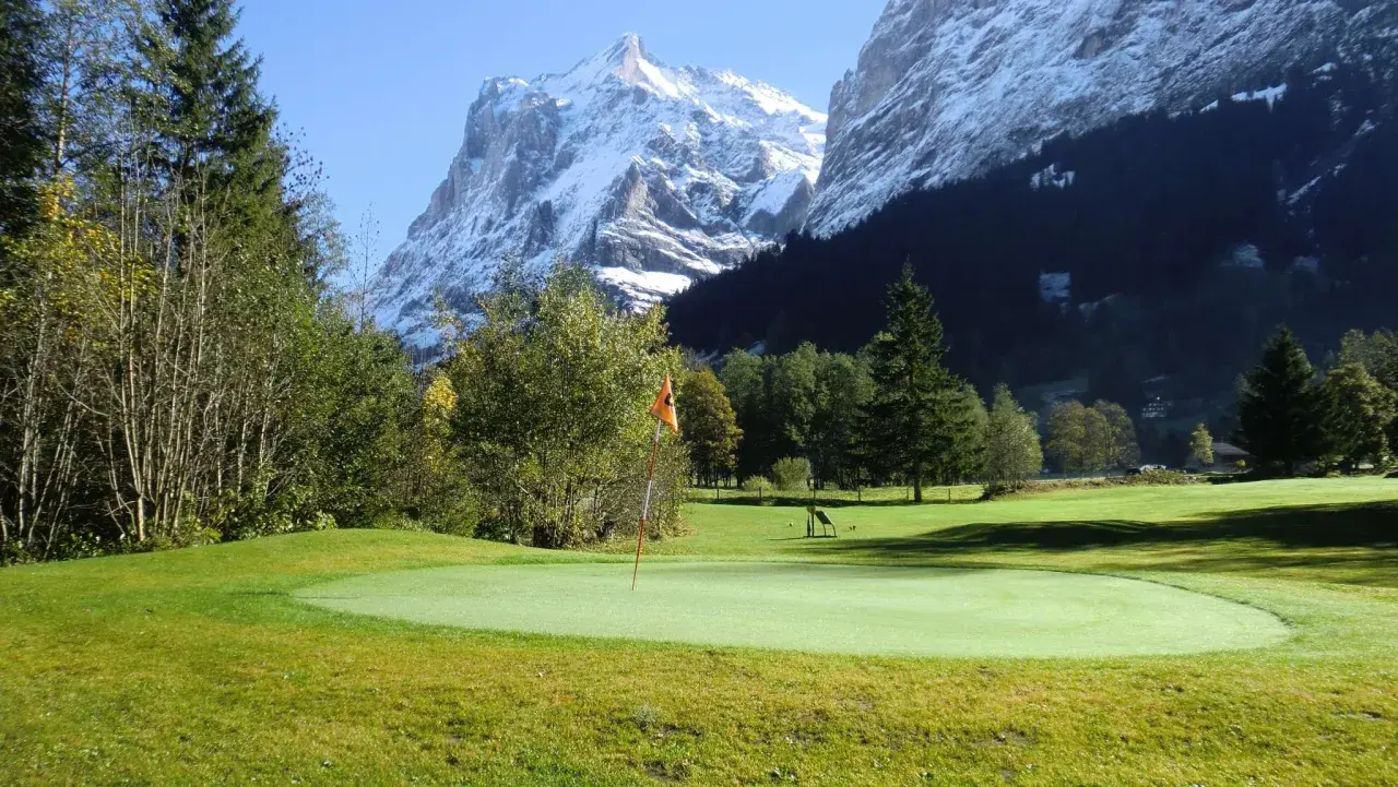 Unvergleichliche 9-Loch Anlage in Grindelwald in der einzigartigen Umgebung am Fusse von Eiger und Wetterhorn. Wir sind die einzige Golf-Anlage im Berner Oberland, auf welchem Sie ohne offizielles Handicap Golf spielen können.   Benutzen Sie unsere Driving Range oder spielen sie auf der unvergleichlichen 9-Loch Anlage in Grindelwald.   Ob Anfänger oder Handicapspieler, Sie bezahlen die Green Fee und können die Ausrüstung zu ausserordentlich günstigen Konditionen von uns mieten. Jeder Spieler benötigt eine e