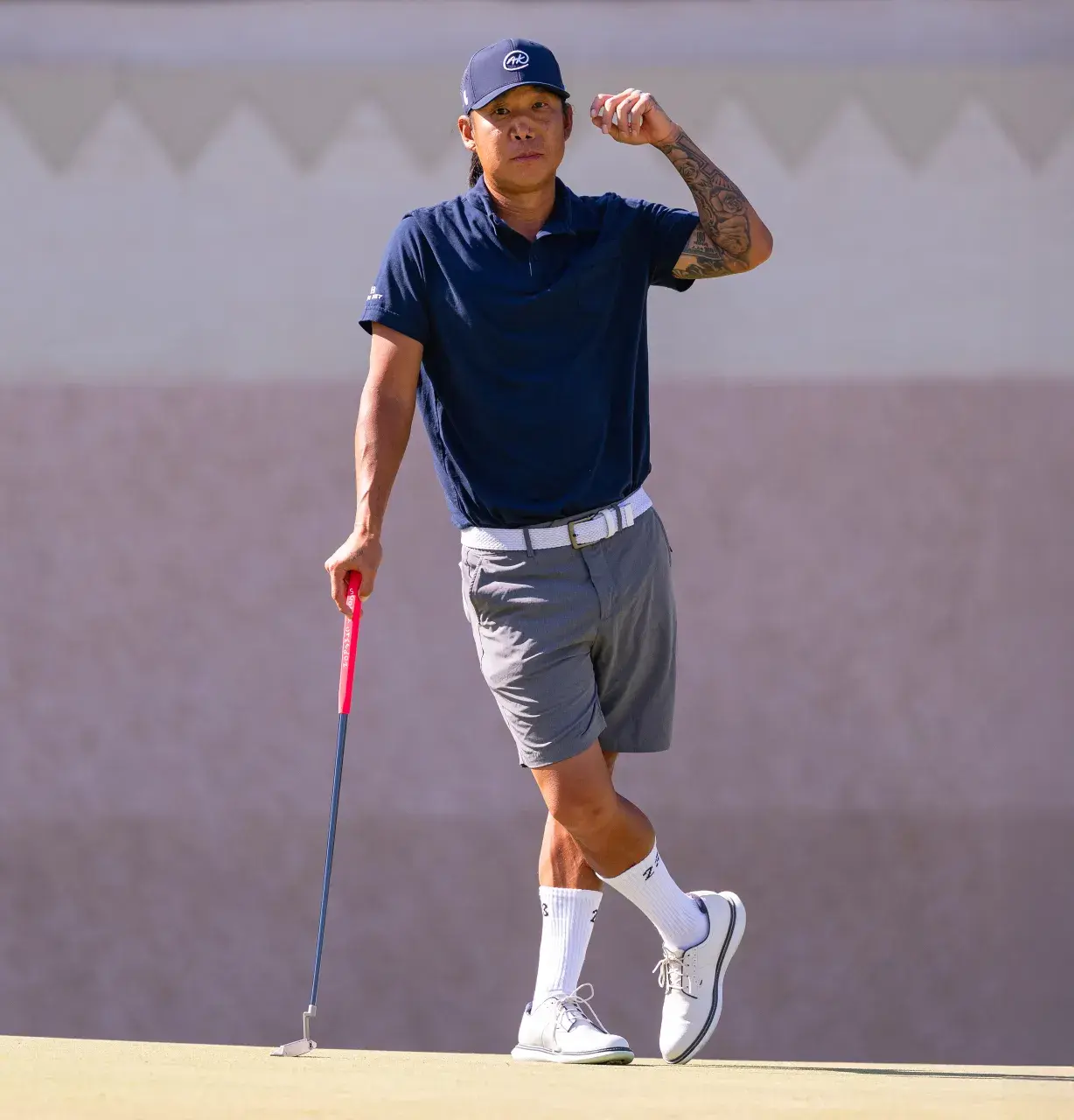 Ebenfalls erfolgreich war Anthony Kim. Der frühere Ryder-Cup-Spieler spielte am Sonntag stark auf und erkämpfte sich erneut einen Platz im LIV-Golf-Kader. Nach einer zwölfjährigen Pause hatte Kim 2024 überraschend sein Comeback im Profigolf gegeben und zwei Saisons bei LIV Golf absolviert, ehe er im vergangenen Sommer aus dem Kader fiel. Um seine Spielberechtigung zurückzuerlangen, trat der ehemalige PGA-Tour-Spieler in dieser Woche beim Q-School-Event an, qualifizierte sich für die Finalrunden und überzeug