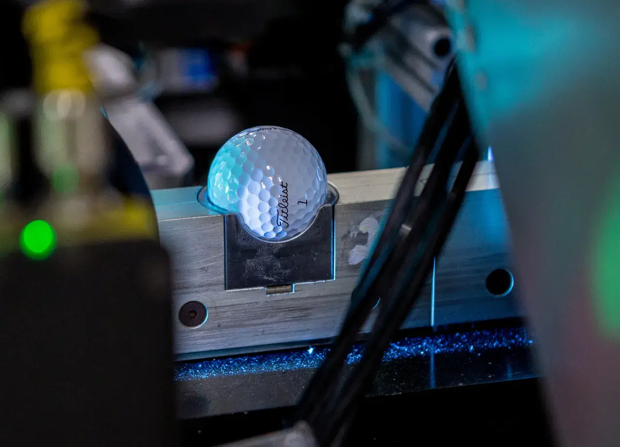 4-Layer-Bälle richten sich an Spieler mit höherer Schwunggeschwindigkeit, die weniger Spin mit dem Driver, aber mehr Spin mit den Wedges wünschen.  Zu den bekanntesten Vertretern gehören der Titleist Pro V1x, der Callaway Chrome Tour X sowie der Wilson Staff Model X.  Fünfschichtige Konstruktionen bestehen meist aus einem Kern, drei Mantelschichten und einem Cover – teils ebenfalls mit Dual-Core. Jede zusätzliche Schicht dient der maximalen Spin-Optimierung und Differenzierung zwischen den Schlägern.  Die I