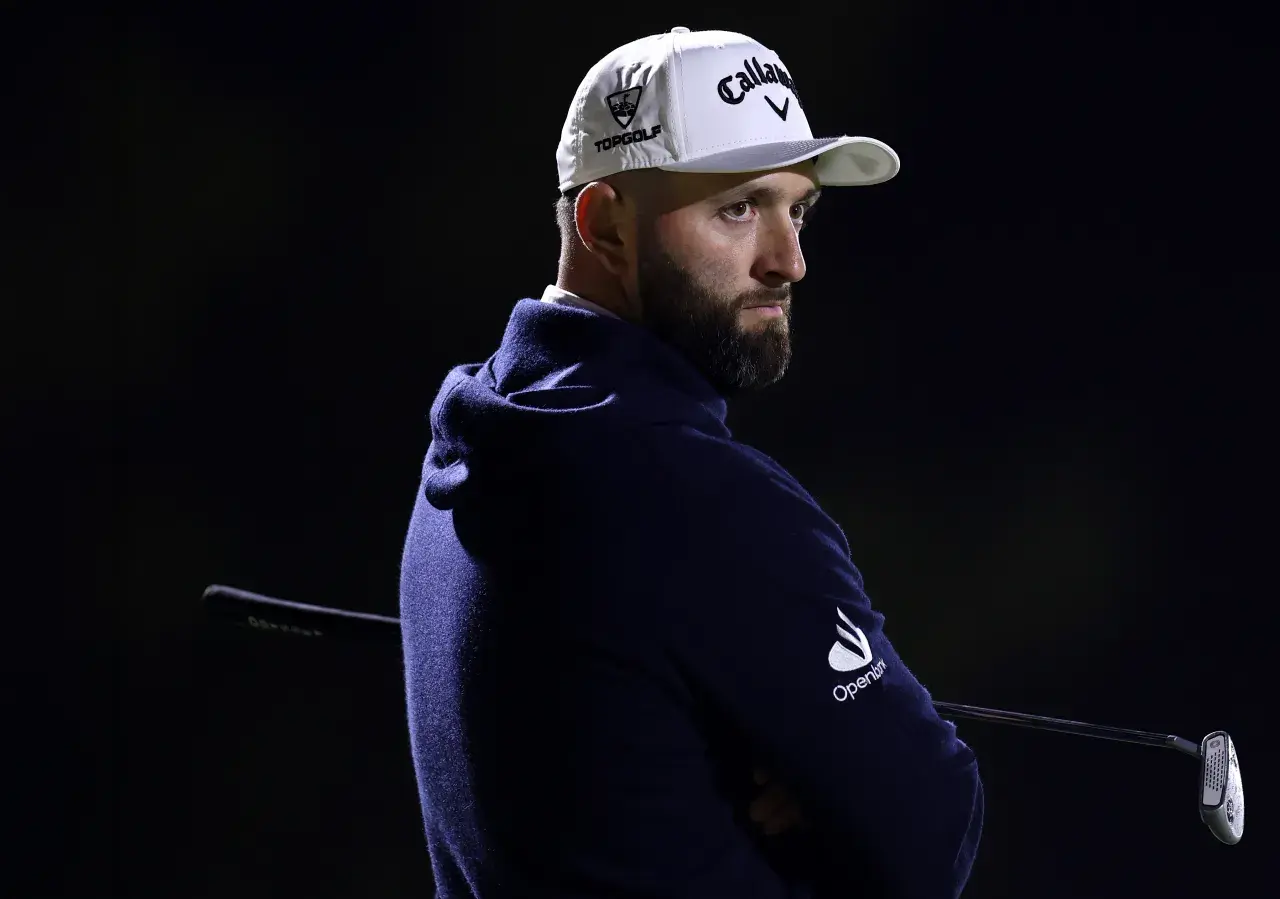 Jon Rahm hat deutliche Kritik an der Entscheidung des Official World Golf Ranking (OWGR) geäussert, bei LIV-Golf-Events künftig nur noch die Top Ten mit Weltranglistenpunkten zu berücksichtigen. Nachdem das Ranking-Gremium am Dienstag seinen Entscheid kommuniziert hatte, sprach die LIV-Führung von einem «beispiellosen Schritt», der Spieler benachteilige, «die konstant auf hohem Niveau spielen, aber knapp ausserhalb dieser Grenze klassiert sind».