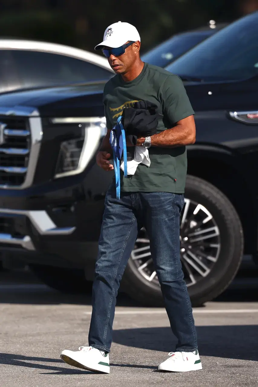 Tiger Woods ist am Freitag nach einem Verkehrsunfall in Florida festgenommen worden. Der 50-Jährige steht im Verdacht, unter Einfluss von Alkohol oder anderen Substanzen ein Fahrzeug gelenkt zu haben. Das bestätigte der Sheriff von Martin County, John Budensiek.