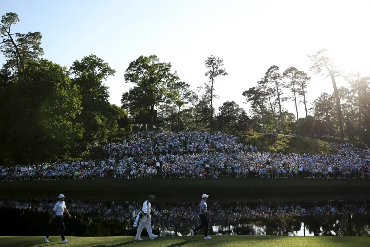 Was sich am Samstag im Augusta National Golf Club abspielte, lässt sich kaum in klassische Turnierlogik pressen. Ein Raunen ging durch die Zuschauer rund um das 18. Grün, als aus der «13» plötzlich eine «11» wurde – ein Moment, der sinnbildlich für einen Moving Day stand, der das Masters 2026 komplett auf den Kopf stellte.