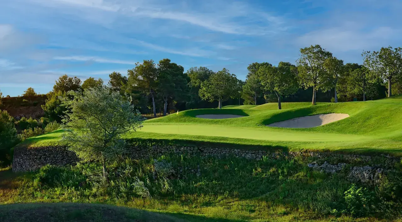 Geneva Invitational: Ein Tor zur internationalen Bühne öffnet sich  Mit dem Geneva Invitational erhält der Schweizer Juniorengolf eine neue, internationale Dimension. Erstmals wird hierzulande ein AJGA Performance-Based Entry (PBE) Turnier ausgetragen – ein Meilenstein für eine Region, die bislang nur begrenzten Zugang zu global anerkannten Nachwuchsplattformen hatte.