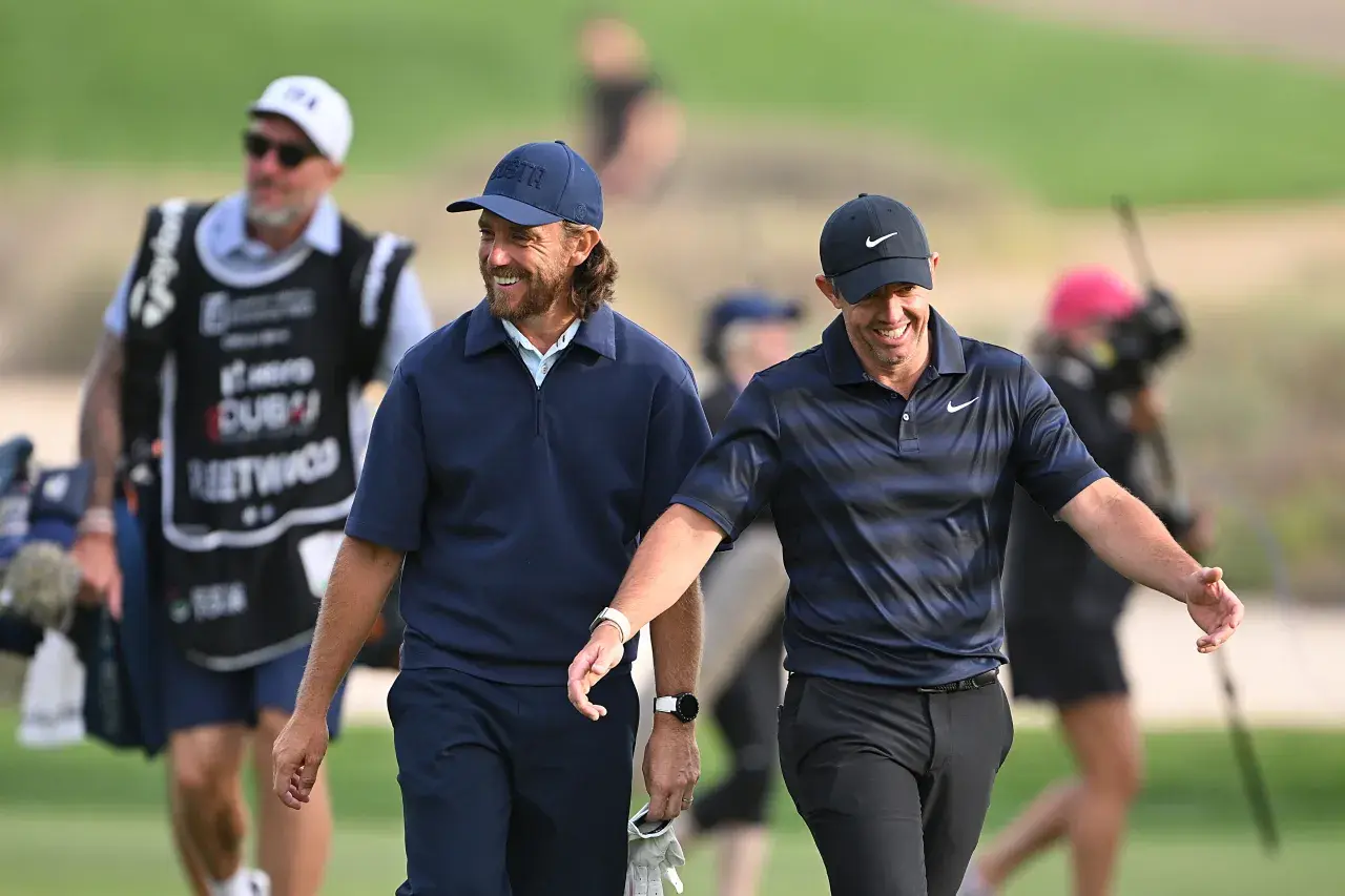 Ein ungewöhnliches Duell liefert derzeit spannenden Stoff für Golfer: Rory McIlroy und Tommy Fleetwood spielten in einem Video von TaylorMade ein Drei-Loch-Match – mit vertauschten Bags.