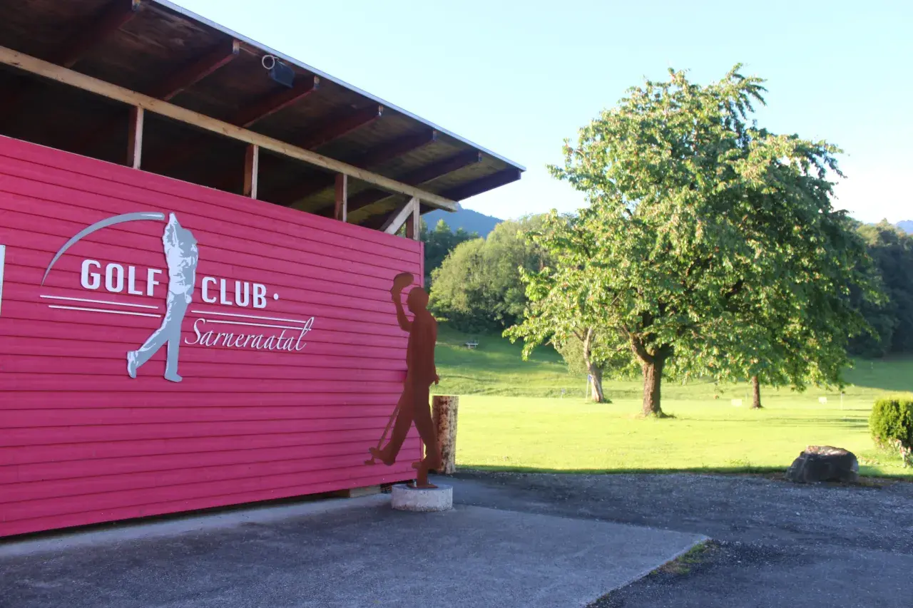 Im Herzen der Schweiz: Golf zwischen Training, Leichtigkeit und alpiner Gelassenheit  Eingebettet in die ruhige Kulisse eines ehemaligen Hofs entfaltet sich eine Anlage, die bewusst anders funktioniert als klassische Golfclubs. Hier geht es weniger um Etikette und mehr um Zugang, weniger um Perfektion und mehr um Entwicklung – ein Ort, der Golf in seiner ganzen Breite erlebbar macht.  Zentrum der Anlage ist die Golf Academy mit angeschlossenem Golfclub. Sie bildet das funktionale Rückgrat für alle, die ihr 