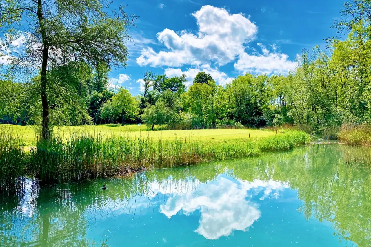 Der Event verbindet sportlichen Wettbewerb mit sozialem Engagement und bietet weit mehr als nur eine klassische Turnierrunde. Gespielt wird nicht nur um Preise, sondern vor allem für den guten Zweck: Sämtliche Erlöse fliessen direkt in internationale Hilfsprojekte. Im Fokus stehen derzeit unter anderem ein Vorschulprojekt in Sri Lanka sowie ein Wasserprojekt in Kenia – Initiativen, die gezielt dort unterstützen, wo Hilfe dringend benötigt wird.  Das Turnierformat ist bewusst offen gehalten. Vom ambitioniert