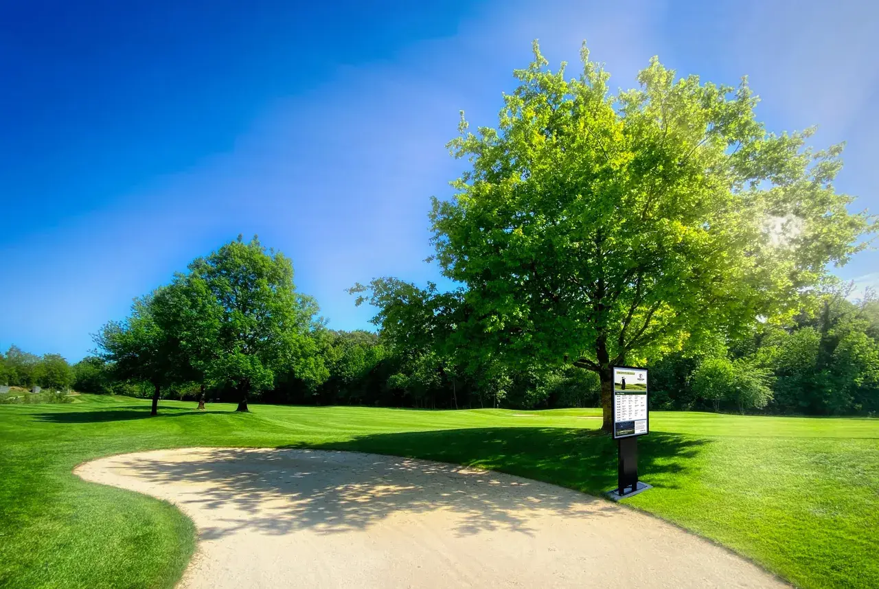 Golf spielen – und dabei wirklich etwas bewegen. Genau darum geht es beim Charity-Golfturnier von DESIGN FOR THE GOOD.  Am 12. Mai 2026 wird der Golfplatz in Unterengstringen zur Bühne für ein Event, das Sport, Netzwerk und soziales Engagement verbindet. Gespielt wird nicht nur um Preise – sondern vor allem für einen guten Zweck. Denn sämtliche Erlöse fliessen direkt in internationale Hilfsprojekte. 