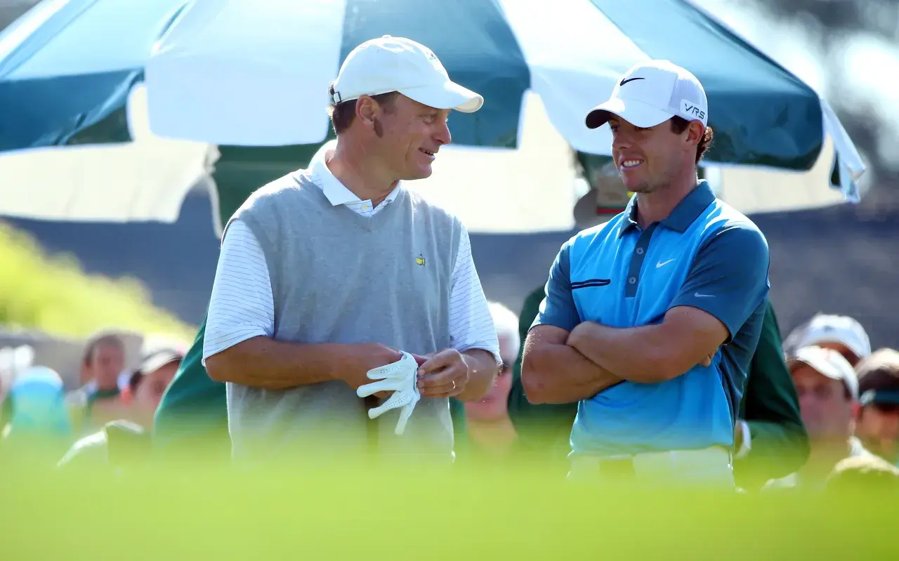 Wer das Masters Tournament verfolgt, kennt ihn – auch wenn er nie offiziell im Teilnehmerfeld steht. Jeff Knox, Mitglied des Augusta National Golf Club, war über Jahre hinweg der sogenannte «Marker» des Turniers. Eine unscheinbare, aber faszinierende Rolle.  Seine Aufgabe: Immer dann einzuspringen, wenn nach dem Cut eine ungerade Anzahl Spieler übrig bleibt. Damit jede Gruppe zu zweit spielen kann, ergänzt Knox als nicht gewerteter Spieler das Feld.  Doch 2026 ist alles anders.  Nach zwei Runden haben exakt