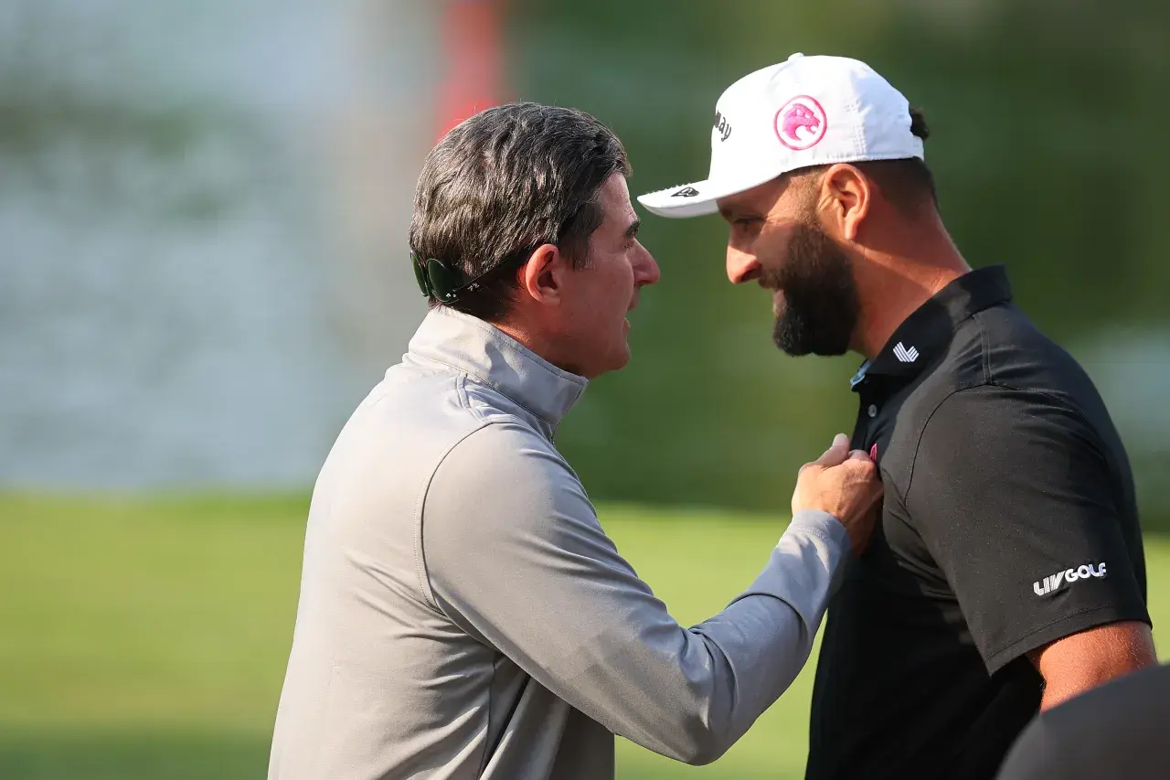 Die Schlagzeilen der Woche gehören klar LIV Golf – und sie sind widersprüchlich. Während sportlich mit dem Sieg von Jon Rahm in Mexiko City ein weiteres Ausrufezeichen gesetzt wurde, verdichten sich gleichzeitig die Fragezeichen rund um die Zukunft der Liga.