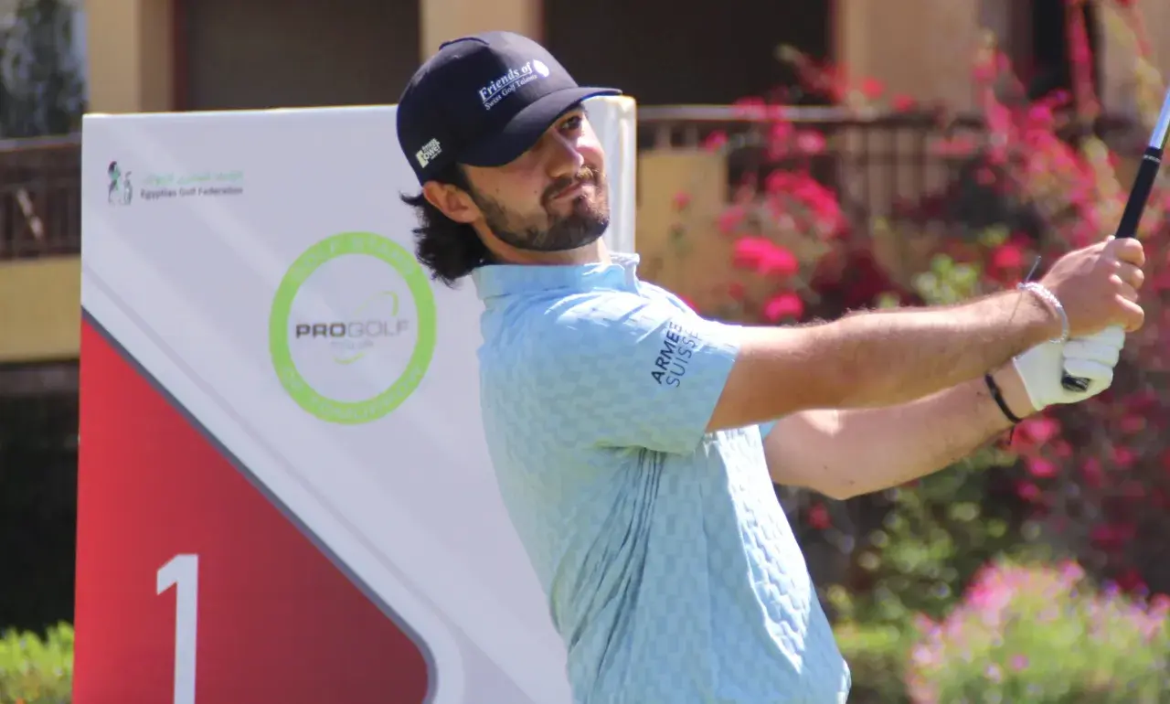 Auf der Kombination der Plätze Sokhna B&C fand mit der Red Sea Ain Sokhna Open erst das dritte Turnier der diesjährigen Pro Golf Tour statt. Die beiden geplanten Turniere Anfang März am Roten Meer mussten aus den bekannten Gründen verschoben werden.  Mauro Gilardi kam mit der Zwangspause gut zurecht. Er startete mit einem frühen Eagle und einer starken 67er-Runde ins Turnier. Trotz drei Schlagverlusten lag er nach dem ersten Tag gemeinsam mit Kristof Ulenaers an der Spitze. Mit einer fehlerfreien 66er-Karte