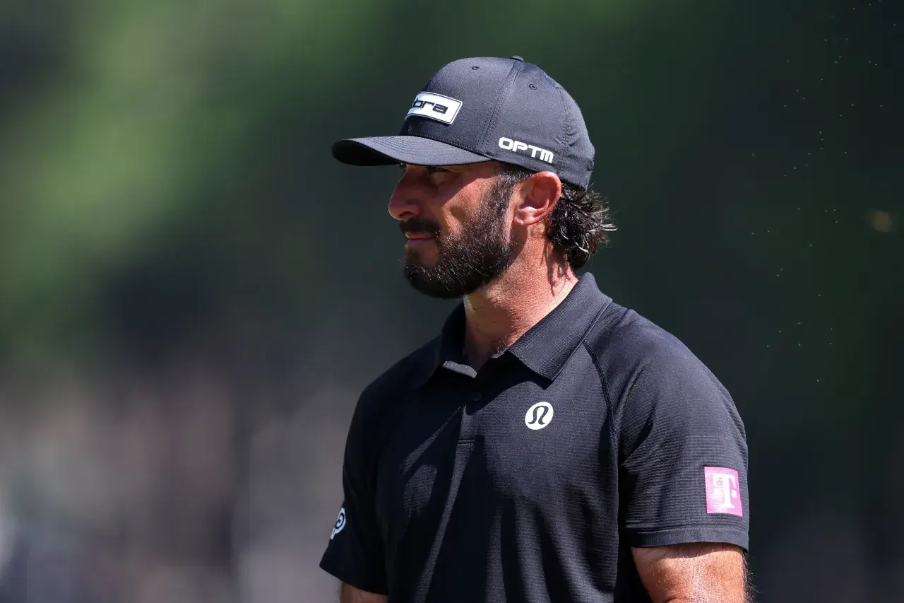 Der Vorfall am RBC Heritage sorgt für Diskussionen: Max Homa hat sich nach einem emotionalen Ausbruch selbstkritisch zu Wort gemeldet – und klare Worte gefunden.