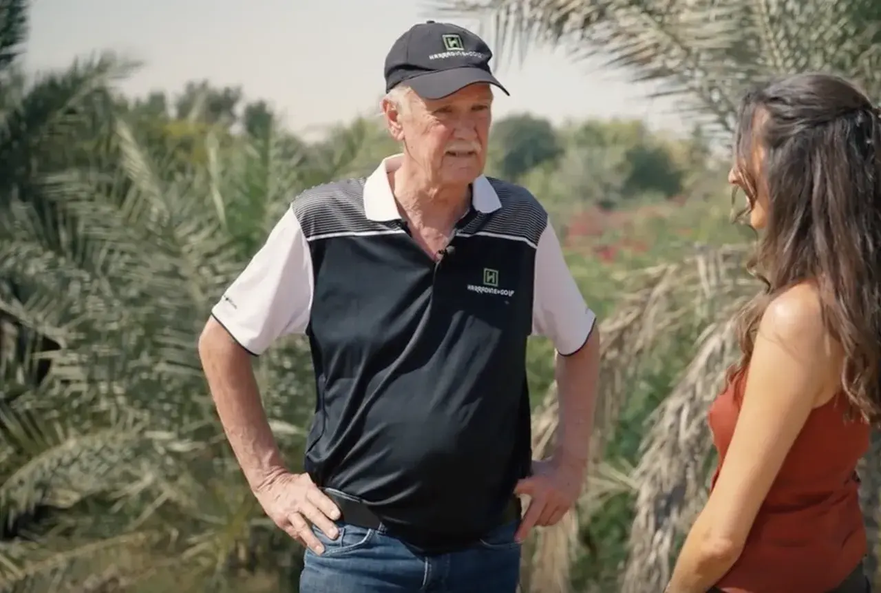 Der Schweizer Golfplatzarchitekt lebt seit 50 Jahren im Emirat – und erlebt auch in Krisenzeiten einen Alltag ohne Brüche.
