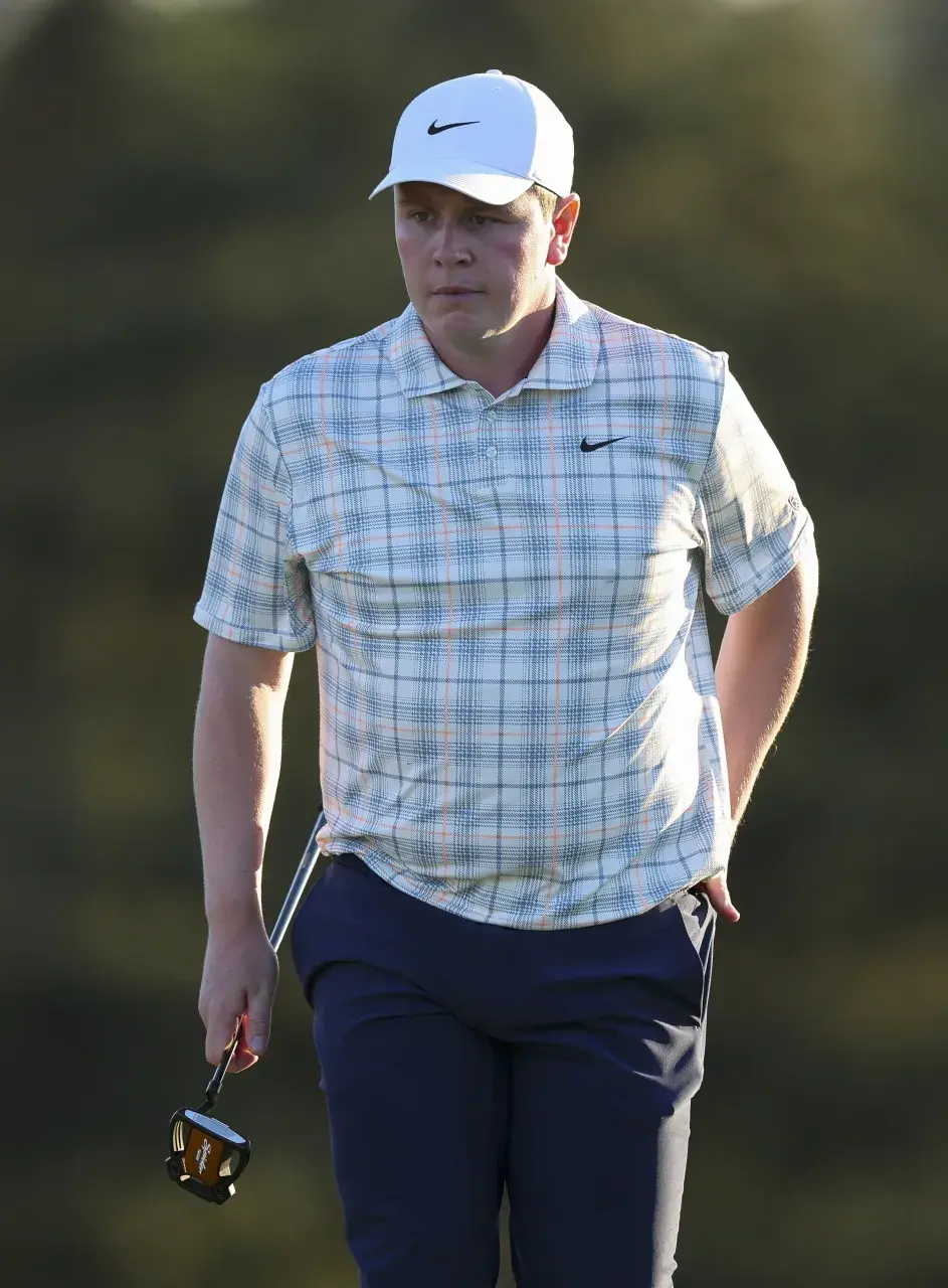 Der Schotte, der bereits vor der ersten Runde mit einem Rückzug geliebäugelt haben soll, sorgte beim ersten Major des Jahres für Schlagzeilen. Nach einer frustrierenden Auftaktrunde von 80 Schlägen (+8) wurde er nicht nur wegen sichtbarer Emotionen verwarnt, sondern auch dabei beobachtet, wie er nach zwei Bällen im Wasser am 15. Loch den Mittelfinger in Richtung Grün zeigte.