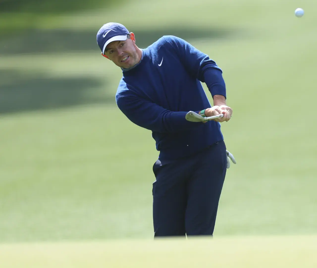 Rory McIlroy ist mit einer 67 (–5) in die Titelverteidigung beim Masters Tournament gestartet – und wirkt dabei so gelöst wie selten zuvor. Gemeinsam mit Sam Burns setzte er sich früh an die Spitze des Leaderboards.