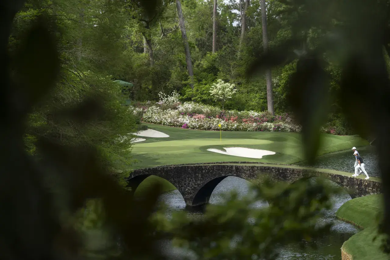 Die Welt ist digital – doch beim The Masters gilt eine andere Realität. Während weltweit rund 4,88 Milliarden Menschen ein Smartphone besitzen – mehr als 60 Prozent der Bevölkerung – bleibt der Augusta National Golf Club bewusst eine der letzten analogen Bastionen im Spitzensport.