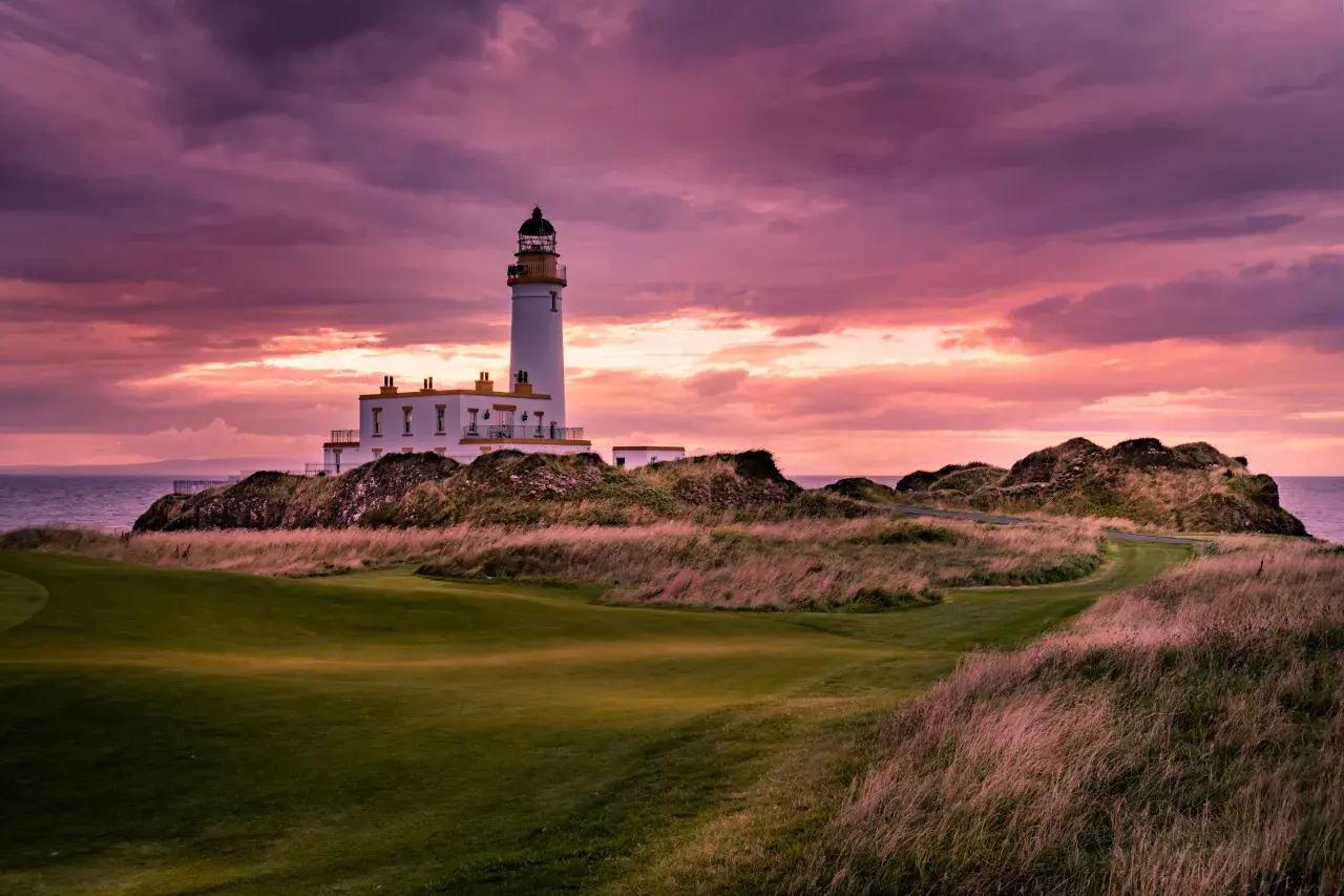 Planen Sie Ihre Sommerferien rund ums Golf? Dann lohnt sich ein genauer Blick auf die aktuellen Greenfee-Entwicklungen in Grossbritannien und Irland. Die neuesten Zahlen des Blogs «UK Golf Guy» zu den Top 100 Anlagen zeigen eine klare Tendenz: Die Preisschere geht weiter auseinander – und zwar drastisch.