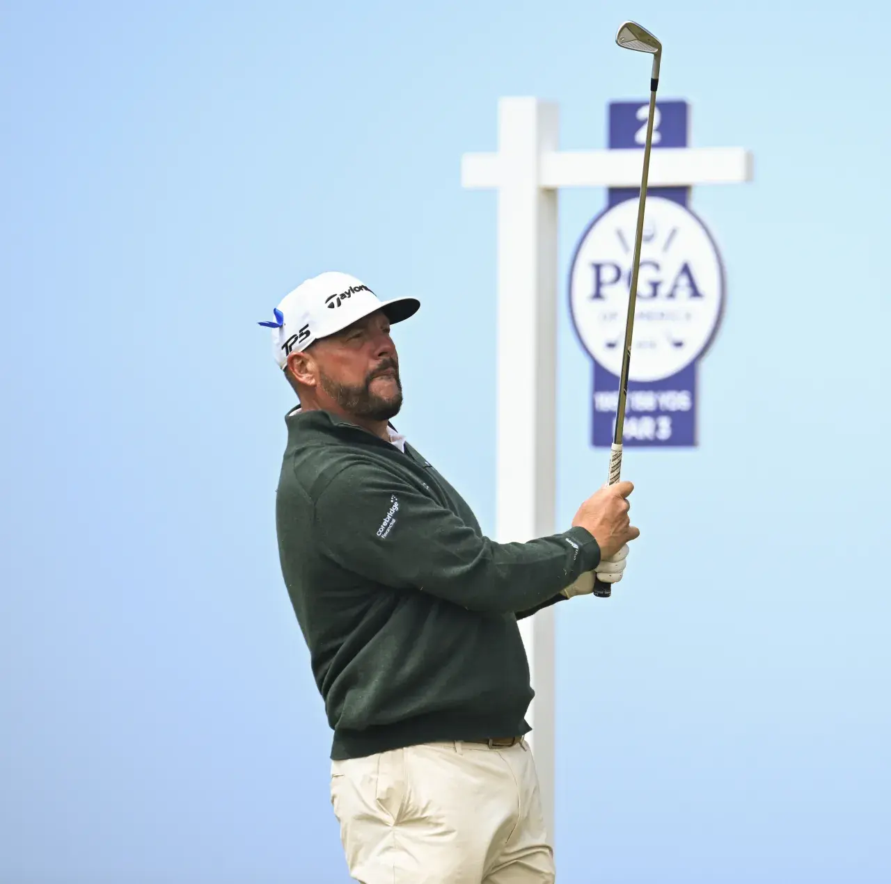 PGA Championship: Warum 20 Club-Pros für Diskussionen sorgen  Die PGA Championship pflegt seit Jahrzehnten eine Tradition, die im modernen Profigolf immer wieder polarisiert: 20 Club Professionals erhalten jedes Jahr einen Startplatz im Feld des zweiten Majors der Saison. Für die einen gehört genau das zur DNA des Turniers. Für andere sind die Plätze verschenkt.  Spätestens seit Michael Blocks märchenhaftem Auftritt 2023 in Oak Hill wird die Debatte wieder intensiv geführt. Der Kalifornier spielte sich dama