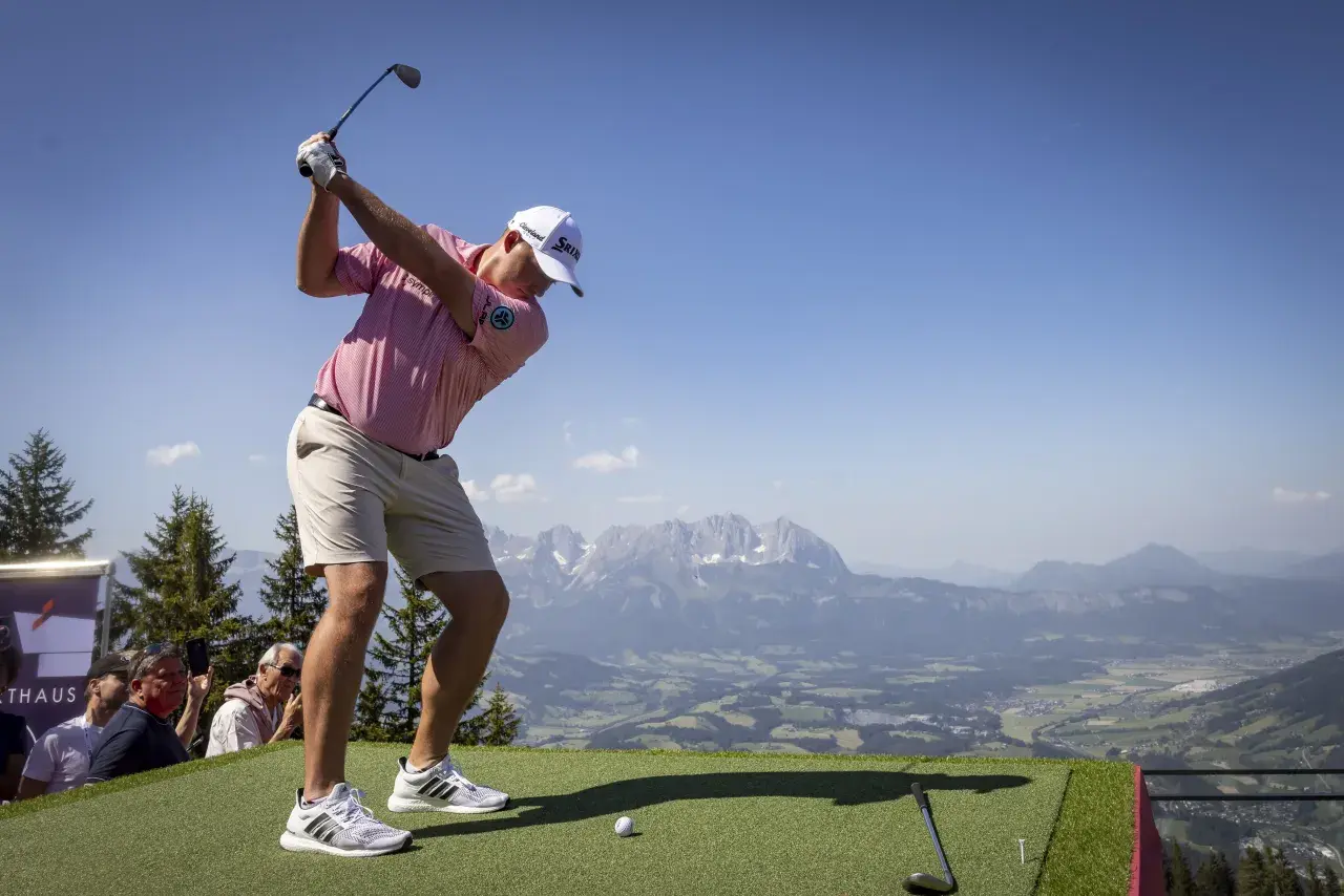 Vom 25. bis 31. Mai 2026 wird Kitzbühel zum Mittelpunkt des internationalen Profigolfs. Mit den Austrian Alpine Open gastiert die DP World Tour erstmals auf dem Golfplatz Kitzbühel-Schwarzsee-Reith – und mit Sepp Straka schlägt dabei auch Österreichs derzeit grösster Golfstar vor heimischem Publikum ab.