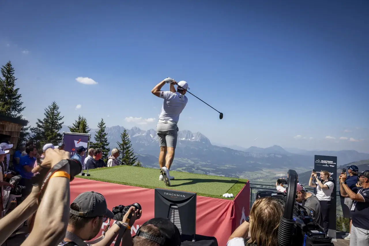 V.l.: Edwin Weindorfer (CEO Golf Enterprises GmbH und emotion Group), Sepp Straka (Österr. Golfprofi), Dr. Viktoria Veider-Walser (Geschäftsführerin Kitzbühel Tourismus), Karin Seiler (Geschäftsführerin Tirol Werbung), Maximilian Steinlechner (Österr. Golfprofi), Nicolai von Dellingshausen (Deutscher Golfprofi) und Ben Cowen (CEO DP World Tour)