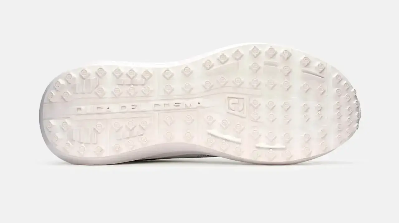 Spikeless-Golfschuhe sind längst mehr als nur eine Alternative für Schönwetter-Runden. Gerade 2026 zeigt sich immer deutlicher, dass Komfort, Alltagstauglichkeit und moderne Materialien für viele Golferinnen und Golfer fast genauso wichtig geworden sind wie maximale Traktion. Genau in diese Semantik passt der neue Duca del Cosma Grado.