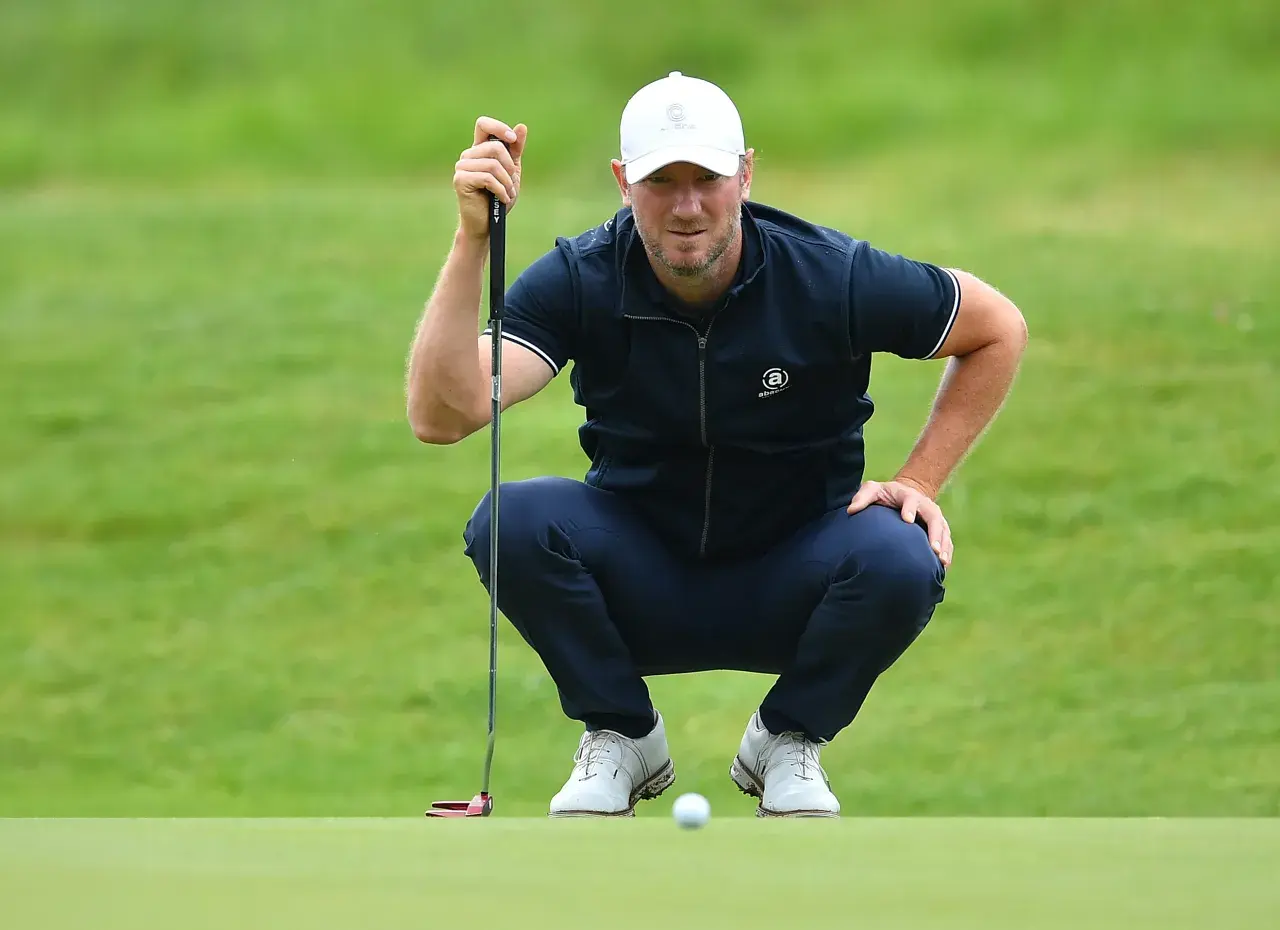 Chris Wood: Der lange Weg zurück aus Angst, Zweifel und Burnout  Es gibt Golfgeschichten, die weit über Resultate, Rankings und Trophäen hinausgehen. Die Rückkehr von Chris Wood gehört zweifellos dazu.  Noch 2016 lag dem Engländer die Golfwelt zu Füssen. Mit seinem Sieg bei der BMW PGA Championship in Wentworth spielte er sich ins europäische Ryder-Cup-Team und etablierte sich in den Top 50 der Weltrangliste. Der elegante Longhitter aus Bristol galt als einer der grossen Hoffnungsträger des europäischen Gol