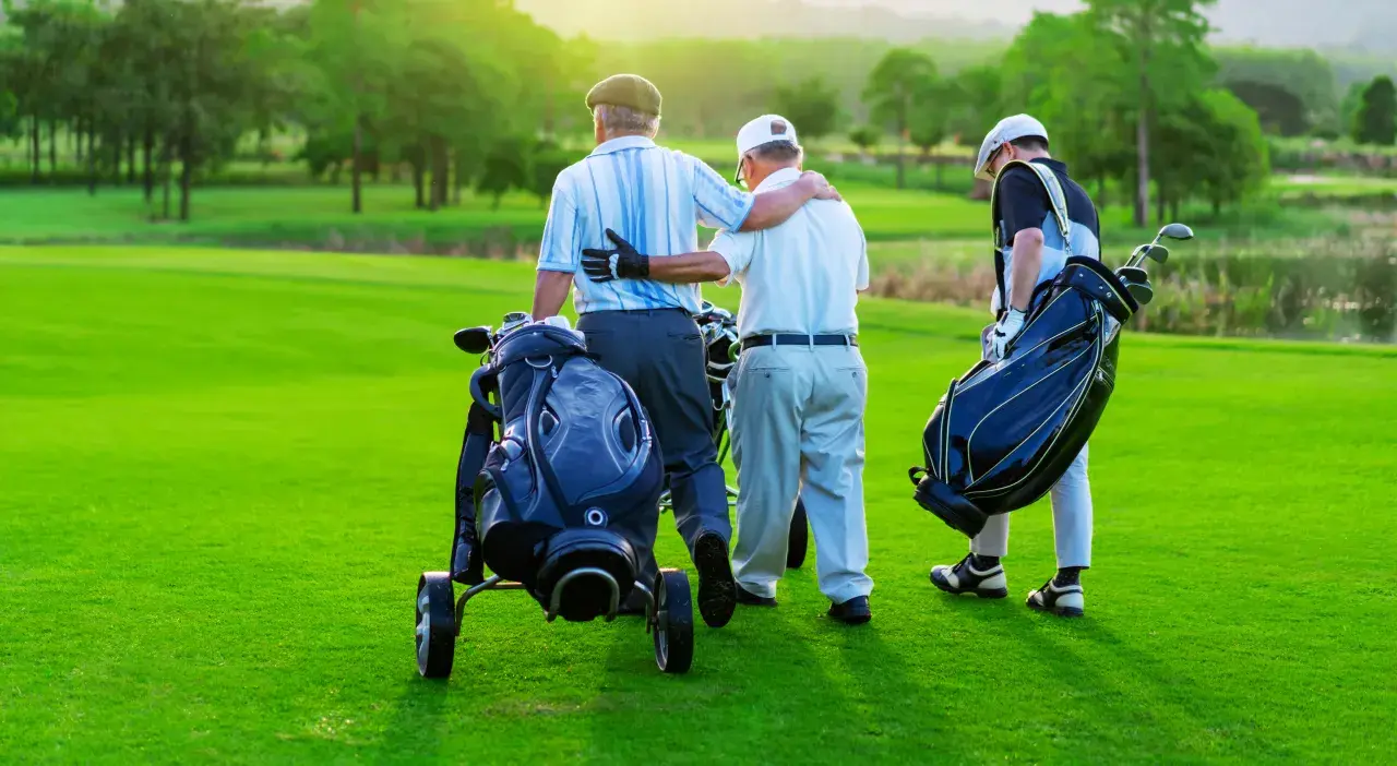 Neue Studie: Golfer leben durchschnittlich fünf Jahre länger  Golf ist weit mehr als nur Sport oder Freizeitbeschäftigung – laut einer neuen Studie des R&A kann Golfspielen sogar die Lebenserwartung erhöhen. Der internationale Golfverband veröffentlichte einen aktuellen Gesundheitsreport, wonach Golfer im Durchschnitt fünf Jahre länger leben als Menschen, die kein Golf spielen. shutterstock_2323195377