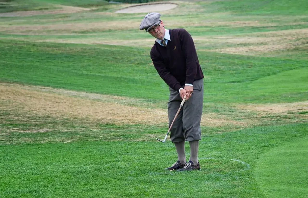 Das Turnier verbindet sportliche Konkurrenz mit einer Reise in die Vergangenheit des Golfsports. Gespielt wird ausschliesslich mit originalen Hickory-Schlägern aus der Zeit vor 1935 – jenem Equipment also, mit dem Golf vor rund 100 Jahren geprägt wurde. Entsprechend wird auch der historische Platzcharakter zelebriert: Das Layout orientiert sich bewusst an der Originalversion des Platzes von 1926.  Besonders spannend verspricht das Duell zwischen erfahrenen Hickory-Spezialisten und aktiven Tour-Professionals