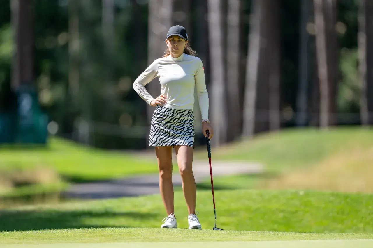 Beim MCB Ladies Classic Mauritius (1.–3. Mai) auf dem Legend Course von Constance Belle Mare Plage liefert Kim Métraux de Heer eine starke Leistung ab – und das unter besonderen Vorzeichen. Die Lausannerin klassiert sich mit Runden von 74, 66 und 68 Schlägen bei acht unter Par auf dem ausgezeichneten 11. Rang.