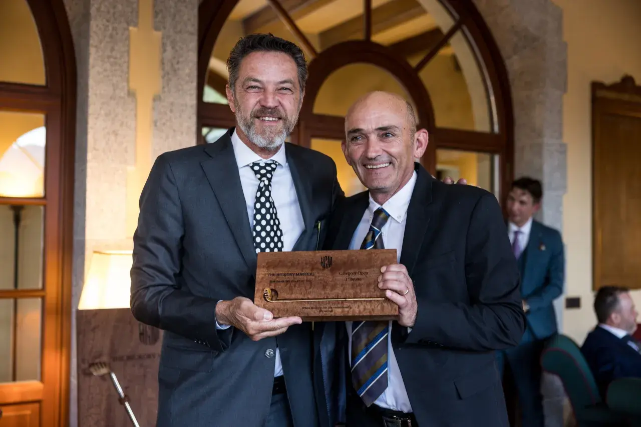 Zwischen Hickory-Holz, historischen Stoffen und der Ästhetik des frühen Golfsports wurde im Circolo Golf Villa d’Este ein neues Kapitel Golfgeschichte geschrieben. Der Österreicher Markus Brier gewann die erste Austragung des Hickory Golf Masters und verewigte sich damit als erster Sieger eines «Majors» im Hickory-Golf.
