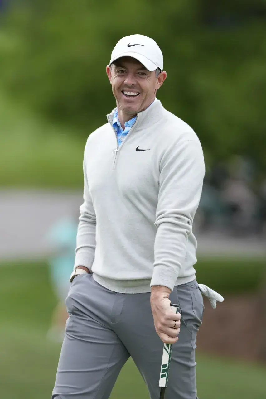 Rory McIlroy wirkt entspannt, ausgeruht – aber keineswegs satt. Vor seinem ersten Turnier seit der erfolgreichen Titelverteidigung beim Masters betonte der Nordire am Mittwoch beim Truist Championship in Quail Hollow, dass ihn der zweite Triumph in Augusta eher zusätzlich motiviert habe.