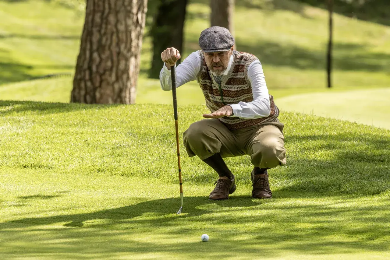 Der Auftakt des ersten Hickory-Majors der Geschichte ist geglückt: Nach der ersten Runde des Hickory Masters 2026 im traditionsreichen Circolo Golf Villa d’Este am Comer See liegt der Schweizer Paolo Quirici in Führung. Der Hickory-Weltmeister von 2013 spielte bei perfekten Bedingungen eine 68er-Runde und blieb als einziger Spieler unter dem Par von 69.
