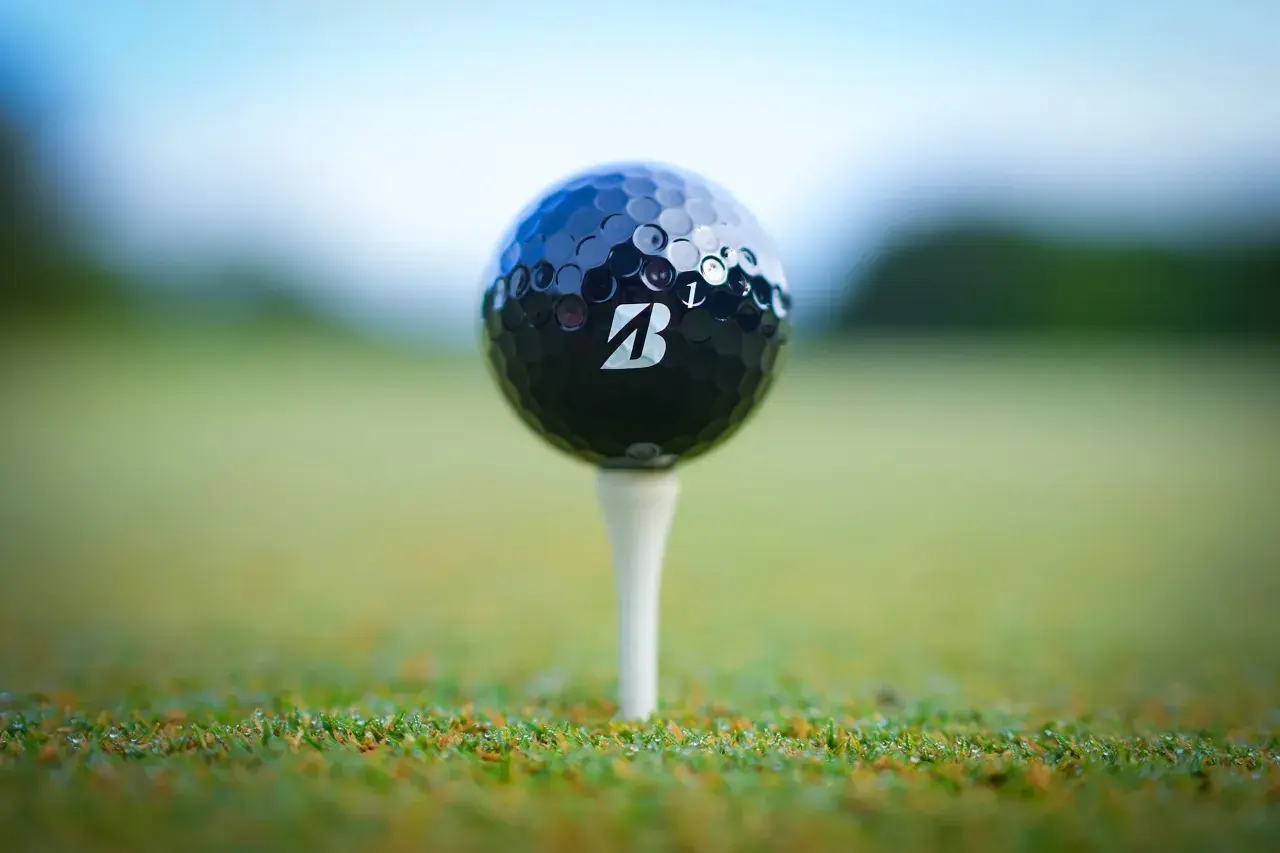 Farbige Golfbälle gehören längst zum Alltag auf dem Golfplatz. Gelb, Orange, Pink oder Blau – fast jede Farbe hat ihren Platz im Markt gefunden. Eine Ausnahme blieb bislang jedoch Schwarz. Genau das möchte Bridgestone nun ändern.