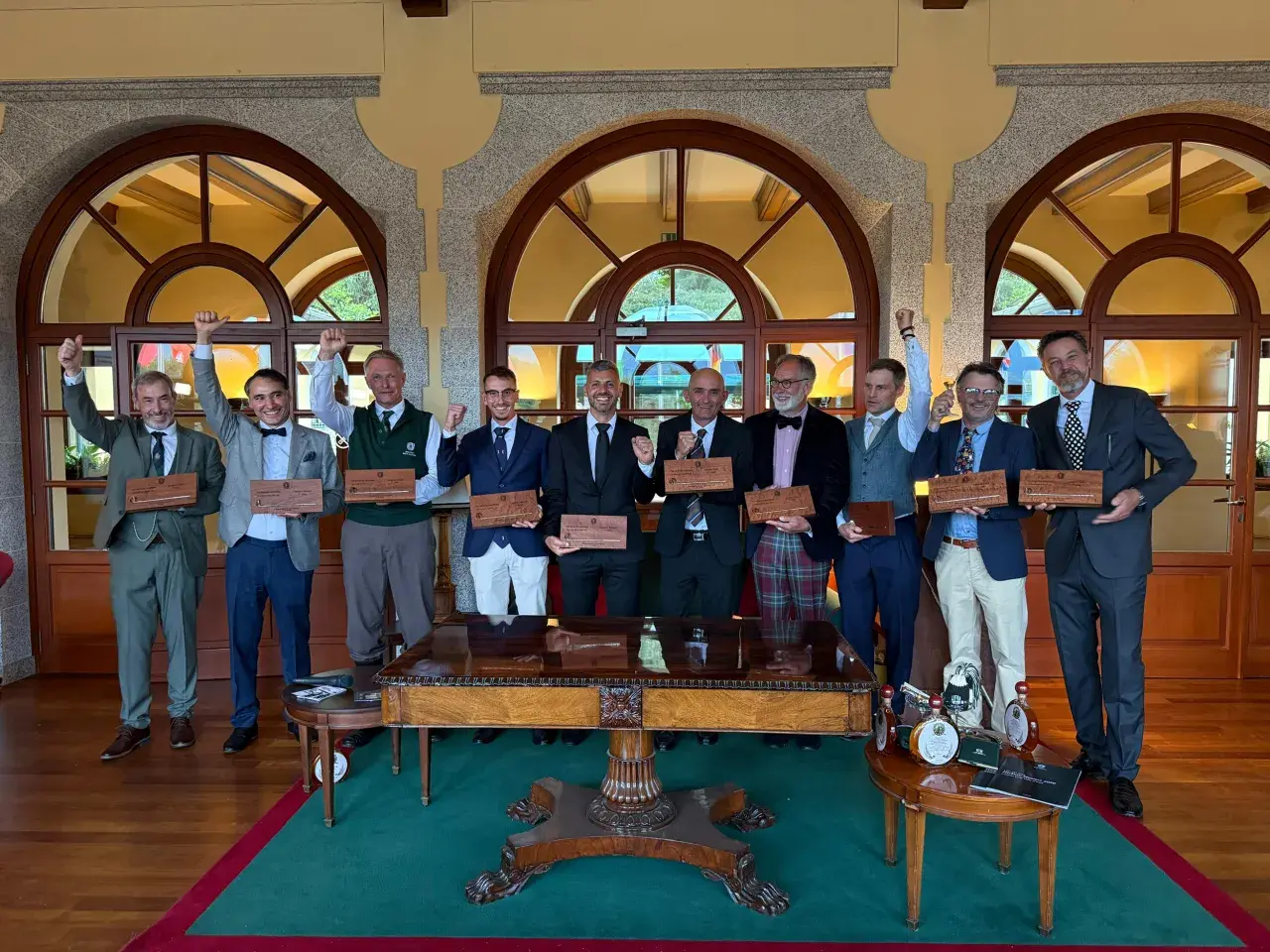 Das Hickory Masters 2026 am Comer See wird zum stilvollsten Triumph in der Karriere von Markus Brier. Der Österreicher sicherte sich auf dem traditionsreichen Circolo Golf Villa d’Este den Sieg beim ersten Major-Turnier im Hickory-Golf überhaupt und schrieb damit Golfgeschichte.