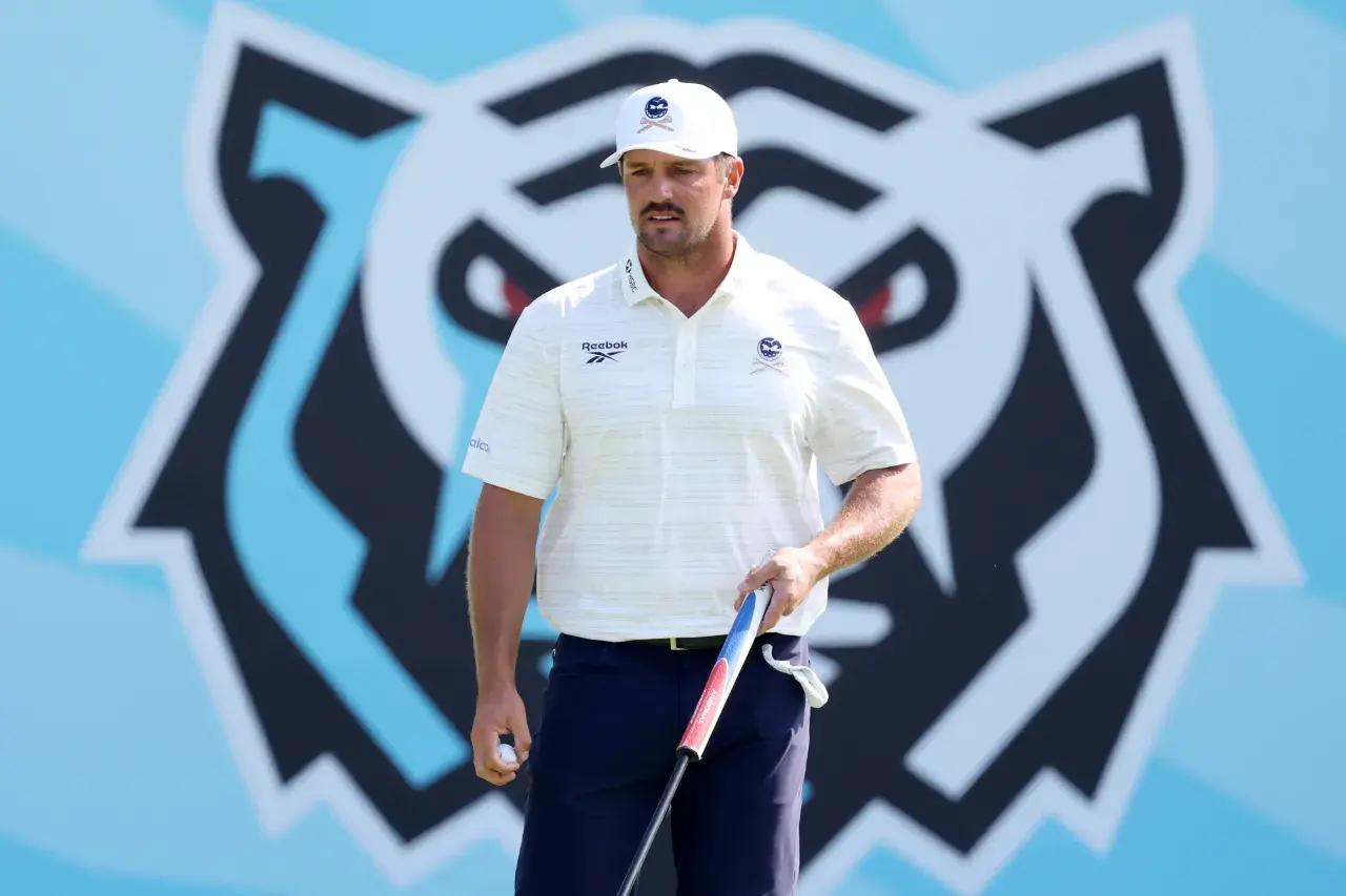 ryson DeChambeau setzt bei Schwungproblemen auf KI  Bryson DeChambeau hat verraten, dass er während LIV Golf Korea auf künstliche Intelligenz zurückgriff, um Probleme mit seinem Schwung zu lösen.  Der US-Amerikaner startete stark ins Turnier und lag nach zwei Runden bei sieben unter Par in aussichtsreicher Position für das Wochenende. Am Moving Day geriet der Crushers-Kapitän jedoch aus dem Rhythmus. Eine 71er-Runde (+1) warf den zweifachen Major-Sieger im Klassement zurück und sorgte sichtbar für Frust.
