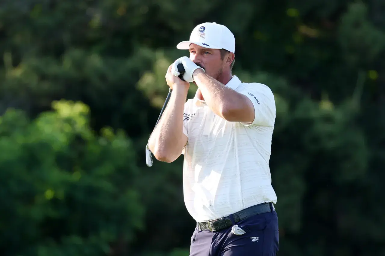ryson DeChambeau setzt bei Schwungproblemen auf KI  Bryson DeChambeau hat verraten, dass er während LIV Golf Korea auf künstliche Intelligenz zurückgriff, um Probleme mit seinem Schwung zu lösen.  Der US-Amerikaner startete stark ins Turnier und lag nach zwei Runden bei sieben unter Par in aussichtsreicher Position für das Wochenende. Am Moving Day geriet der Crushers-Kapitän jedoch aus dem Rhythmus. Eine 71er-Runde (+1) warf den zweifachen Major-Sieger im Klassement zurück und sorgte sichtbar für Frust.