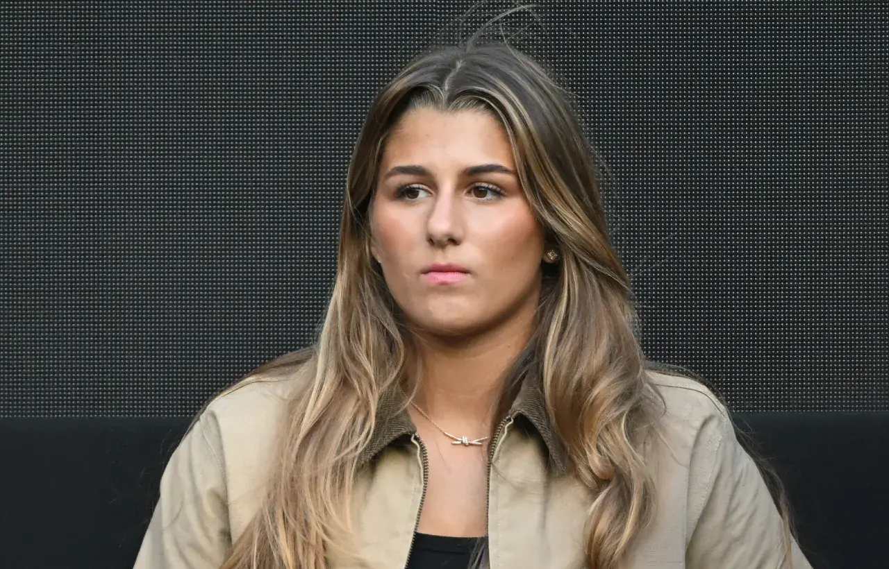 Roger Federers Tochter Myla sammelt Turniererfahrung im Golf  Während Roger Federer seine sportliche Karriere längst beendet hat, sorgt nun Tochter Myla Federer auf dem Golfplatz für Aufmerksamkeit.   Die 17-Jährige nahm am vergangenen Wochenende am Junior Tour Event im Golfclub Zürichsee teil und sammelte dort weitere Wettkampferfahrung im Schweizer Nachwuchsgolf.
